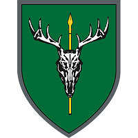 Auf grüner Grundfarbe prangt mittig der Schädel eines Hirsches, im Hintergrund eine goldene Lanze.