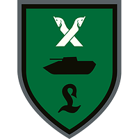 Auf grüner Grundfarbe zwei silberne Pferdeköpfe, ein Panzer, ein schwarzes L für Lehrbataillon.