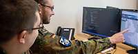 Zwei Soldaten an einem Rechner