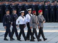 Feierliches Gelöbnis Soldaten der Bundeswehr marschieren an den angetretenen Soldaten vorbei.