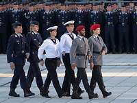 Soldaten der Bundeswehr marschieren an den angetretenen Soldaten vorbei.