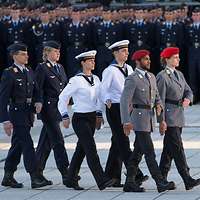 Soldaten der Bundeswehr marschieren an den angetretenen Soldaten vorbei.