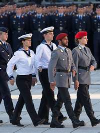 Soldaten der Bundeswehr marschieren an den angetretenen Soldaten vorbei.