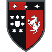 Schwarz-rot geteilt, auf schwarzem Grund silberne Sternen, auf rotem Grund ein silbernes Ross.