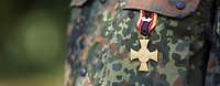 Ehrenkreuz der Bundeswehr für Tapferkeit Soldat trägt das Ehrenkreuz der Bundeswehr für Tapferkeit