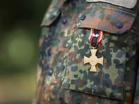 Ehrenkreuz der Bundeswehr für Tapferkeit Soldat trägt das Ehrenkreuz der Bundeswehr für Tapferkeit