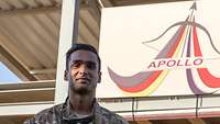 Das Porträt eines Soldaten vor einem Schild mit der Aufschrift „Apollo“