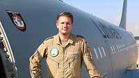 Ein Soldat steht vor einem Flugzeug 