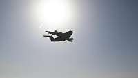 Ein Airbus A400M am Himmel, die Sonne scheint 