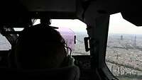 Aus dem Cockpit eines Flugzeuges sieht man Paris von oben.