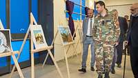 Afghanen sehen sich die Kunstausstellung an