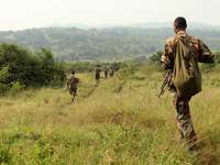 Afrikanische Soldaten laufen durch die Steppe 