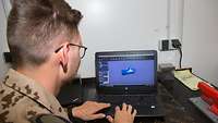 Soldat am Laptop