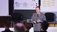 Brigadegeneral Boris Nannt spricht zu den anwesenden Teilnehmenden des Innovationslabors