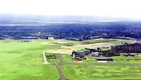 Luftbild des Flugplatzes Faßberg mit den Ausbildungshallen