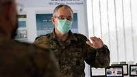 Generalleutnant Alfons Mais beim Gallary-Walk mit Mud-Nasen-Bedeckun