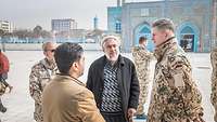 Brigadegeneral Klaffus steht mit dem Imam Atiqullah Ansari im Vorhof der Blauen Moschee beide unterhalten sich