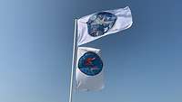 Die Flagge von VAPB und die Flagge von Red Hawk wehen untereinander an einem Fahnenmast.