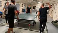 Tischtennis im DCRC Die Soldaten spielen nach Dienst Tischtennis.