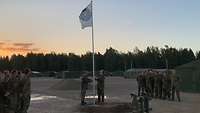 Die Flagge Red Hawk wird gehisst, die Geburtsstunde des Camp Korn.