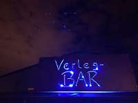 Willkommen in der "Verleg-Bar" Ein leuchtendes Schild heißt die Gäste der "Verleg-Bar" willkommen.