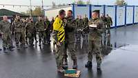Jeder Geburtstag wird gebührend gefeiert Ein Soldat erhält vor der Truppe eine Geburtstagstorte vom Spieß.