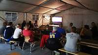 Ein Fernsehabend in Gesellschaft Soldatinnen und Soldaten des DCRC sehen sich gemeinsam einen Film an.