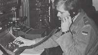 AutoKo Archivbild: Ein Soldat an einem Telefon