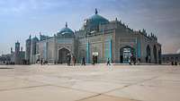 Die Blaue Moschee strahlt in der Mittagssonne