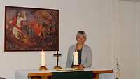 Militärpfarrerin Beate Kopf steht am Altar der Kapelle in der Marineoperationsschule Bremerhaven.