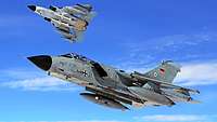 Zwei Düsenjets fliegen im blauen Himmel