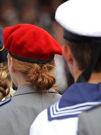 Soldaten der Bundeswehr unterschiedlicher Truppengattungen bei feierlichem Gelöbnis Angetretene Soldaten
