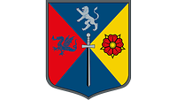 Dreifarbige Raute: links rot mit Drachen, rechts golden mit Burg, mittig blau mit Löwe und Schwert.