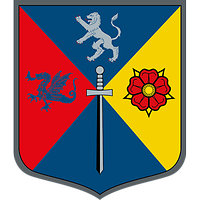 Dreifarbige Raute: links rot mit Drachen, rechts golden mit Burg, mittig blau mit Löwe und Schwert.