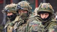 Junge Bundeswehrsoldaten im Dienstgrad Hauptgefreiter während einer Übung