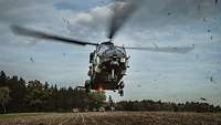 Hubschrauber startet vom Feld