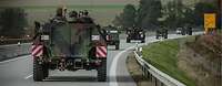 Militärische Fahrzeuge im Konvoi auf einer Straße