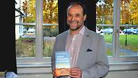 Militärdekan Gmelch mit seinem Buch "Schickt die Bischöfe in die Wüste"