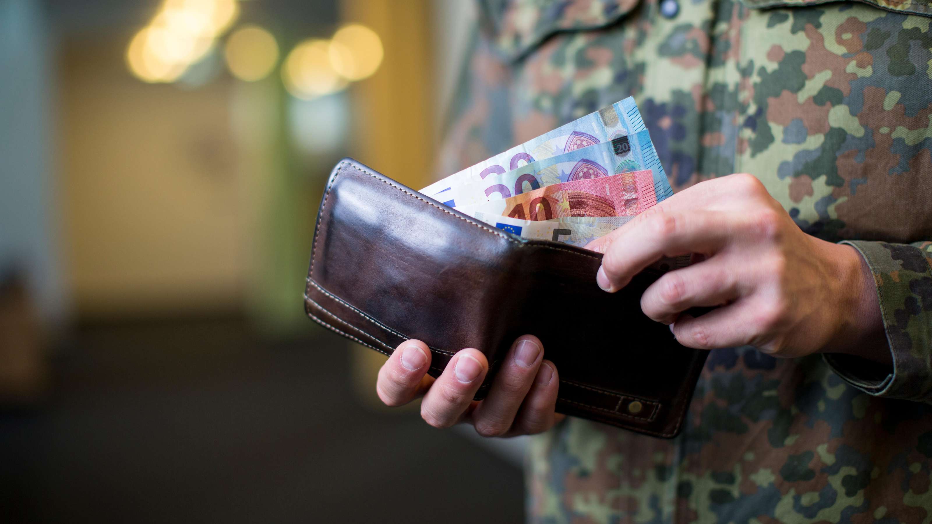 Besoldungstabellen Grundgehälter von Soldaten und Beamten