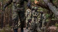 Soldat balanciert auf einem Hindernis