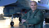 Oberstleutnant Andreas Beckmann steht vor einem Eurofighter.