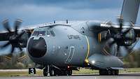 Ein A400M fährt über den Flugplatz in Ämari in Estland.