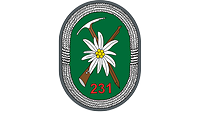 Kletterseil umrahmt ovales Wappen, Spitzhacke und Gewehr kreuzen sich, darauf Edelweiß, die Zahl 231