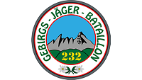 Namenszug um das runde Wappen, darin Himmel, der Berg Watzmann, Wiese, darauf golden die Zahl 232.