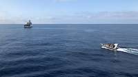 Mit dem Speedboat wird ein Soldat auf ein anderes Schiff gebracht 