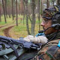 Ein Soldat fährt Überluke durch ein bewaldetes Gebiet.