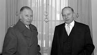 General Heusinger und Theodor Blank stehen nebeneinander