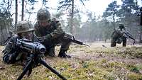 Zwei Soldaten am Maschinengewehr MG3 im Wald