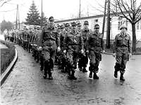 Soldaten marschieren in Formation in einer Kaserne