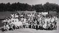 Gruppenfoto von dem gesamten Personal des Feldlazaretts